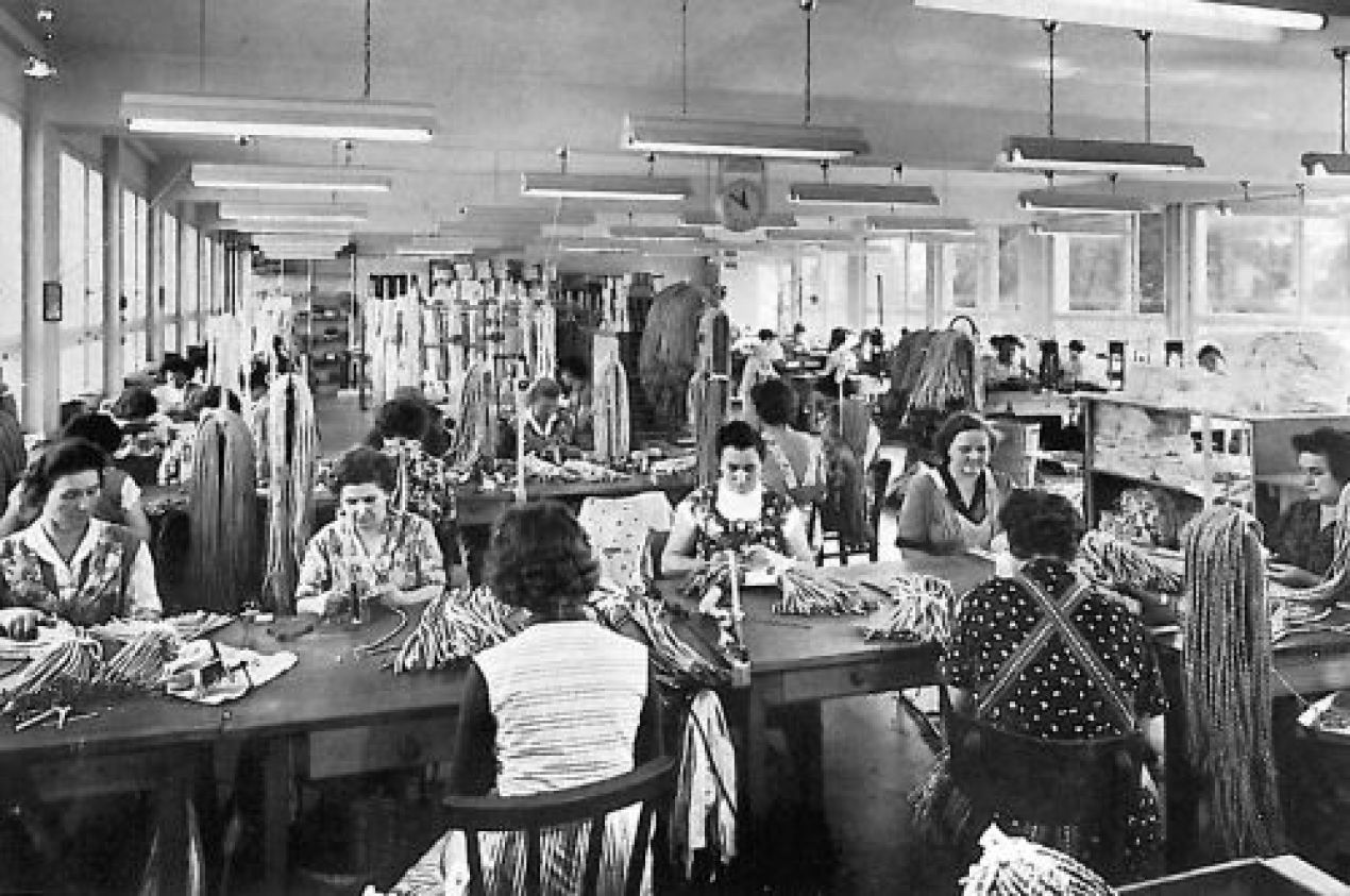 Arbeiterinnen in der Fabrik 1958